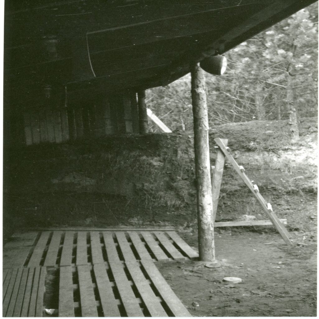 Foto: Eksekutionspelotonens standplads. Halvtag, hvorunder politibetjentene stod, 1946 – 1949