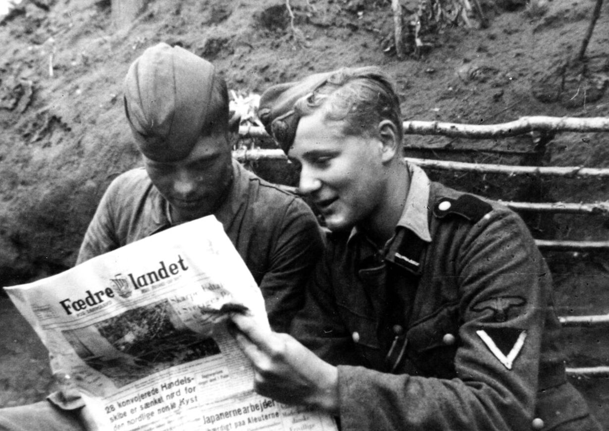 Foto: Frikorps Danmark soldater læser avisen Fædrelandet, 1941 – 1943. Kilde: Bundesarchiv.