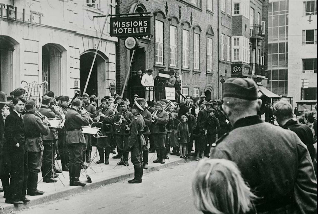 Foto: Tysk musikkorps giver koncert, den 16. april 1940. Kilde: Frihedsmuseet.
